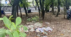 Area di seberang Stasiun Poris, Kecamatan Cipondoh, Kota Tangerang, kumuh karena sampah yang dibiarkan berserakan pada Minggu, 27 Juli 2025. (Sumber: POSKOTA | Foto: Primayanti)