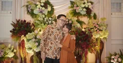 Putri semata wayang Ikke Nurjanah dari pernikahan dengan Aldi Bragi, yakni Siti Adira Kania resmi menikah dengan pria bernama Adrian. (Sumber: Instagram/@adirakania)