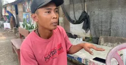 Joni, 40 tahun, menjelaskan penemuan mayat dalam drum di aliran Sungai Cisadane, Kampung Babakan RT 07/03, Kelurahan Babakan, Kecamatan Tangerang, Kota Tangerang, Senin, 28 Juli 2025. (Sumber: Poskota/Primayanti Juli Kumala Manalu)
