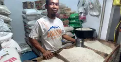 Isam, salah seorang pedagang beras di Pasar Gembrong, Sukasari, Senin, 28 Juli 2025. Sekar Putri Andini (Sumber: POSKOTA | Foto: Sekar Putri Andini)