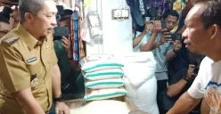 Wali Kota Bogor, Dedie A. Rachim melakukan sidak ke Pasar Gembrong Sukasari, Senin, 28 Juli 2025. (Sumber: Poskota/Sekar Putri Andini)