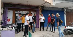 Dua jukir di kawasan Ruko Mega Kalimalang, Bekasi Selatan, Kota Bekasi, diciduk polisi, Senin, 28 Juli 2025. (Sumber: Poskota/Nurpini Aulia Rapika)