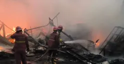 Lapak barang bekas dan hunian semi permanen di Jalan SD Impres, Kampung Pondok Karya, RT 02/RW 027, Kecamatan Pondok Aren, Kota Tangsel, terbakar, Senin, 28 Juli 2025. (Sumber: Dok. Damkar Tangsel)