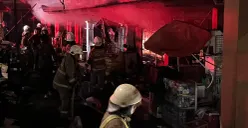 Petugas damkar melakukan upaya pendinginan di salah satu blok di lokasi kebakaran Pasar Taman Puring, Senin, 28 Juli 2025. (Sumber: POSKOTA | Foto: Pandi Ramedhan)