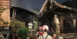 Kebakaran Pasar Taman Puring, Kebayoran Baru, Jakarta Selatan, sudah berhasil dipadamkan, pada Senin malam, 28 Juli 2025, sekira pukul 21.00 WIB. (Sumber: POSKOTA | Foto: Ali Mansur)
