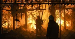 Petugas damkar melakukan pemadaman di lokasi kebakaran Pasar Taman Puring, Kebayoran Baru, Jakarta Selatan, Senin malam, 28 Juli 2025. (Sumber: POSKOTA | Foto: Bilal Nugraha Ginanjar)