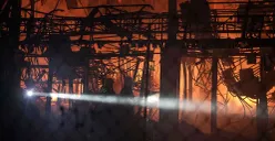 Petugas damkar melakukan pemadaman saat kebakaran hebat melanda Pasar Taman Puring, Kebayoran Baru, Jakarta Selatan pada Senin, 28 Juli 2025. (Sumber: POSKOTA | Foto: Bilal Nugraha Ginanjar)