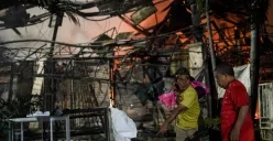Sejumlah petugas pemadam kebakaran memadamkan api yang membakar lapak pedagang di Pasar Taman Puring, Kebayoran Baru, Jakarta Selatan, Senin, 28 Juli 2025. (Sumber: Poskota/Bilal Nugraha Ginanjar)