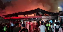 Kebakaran melahap ratusan kios di Pasar Taman Puring, Kebayoran Baru, Jakarta Selatan, pada Senin malam, 28 Juli 2025. (Sumber: POSKOTA | Foto: Pandi Ramedhan)