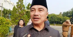 Wakil Wali Kota Bekasi, Abdul Harris Bobihoe memastikan operasi pasar murah di 12 Kecamatan Kota Bekasi, Senin, 28 Juli 2025. (Sumber: Poskota/Nurpini Aulia Rapika)
