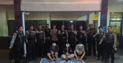 Tim Patroli Perintis Presisi Sat Samapta Polres Metro Jakarta Pusat menangkap tiga pemuda yang diduga akan melakukan aksi tawuran, di Jalan Kalibaru Timur, Jakarta Pusat, Senin 28 Juli 2025 dini hari. (Sumber: Polres Metro Jakarta Pusat)