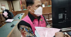 Mantan Ketua PN Surabaya, Rudi Suparmono seusai sidang di PN Tipikor Jakarta Pusat, Senin, 28 Juli 2025. (Sumber: Poskota/Ramot Sormin)