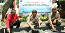 Gubernur Pramono Anung saat groundbreaking septic tank komunal terintegrasi teknologi tepat guna biogas dan septic tank skala rumah tangga di Rusumami Bidara Cina, Jakarta Timur, Senin, 28 Juli 2025. (Sumber: Kominfotik)