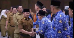 Bupati Bekasi Ade Kuswara Kunang melantik sejumlah 56 jabatan fungsional di lingkungan Pemkab. Bekasi, dihadiri Wakil Bupati Bekasi Asep Surya Atmaja. Bertempat di Aula KH. Noer Ali, Gedung Bupati, Cikarang Pusat, Bekasi (Sumber: Dok. Pemkab Bekasi)
