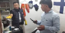 Proses olah TKP pemuda yang ditemukan tewas gantung diri di Bekasi Jaya, Bekasi Selatan, Kota Bekasi, Selasa, 29 Juli 2025. (Sumber: Poskota/Nurpini Aulia Rapika)