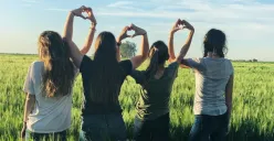 Hari Persahabatan Sedunia Diperingati Tiap Tanggal 30 Juli, Berikut Sejarah dan Tujuannya (Sumber: Unsplash/Melissa Askew)