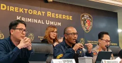Ditreskrimum Polda Metro Jaya, Kombes Wira Satya (tengah) saat konferensi pers pengungkapan kasus kematian diplomat muda Kemlu, Arya Daru Pangayunan di Polda Metro Jaya, Selasa, 29 Juli 2025. (Sumber: POSKOTA | Foto: Ali Mansur)