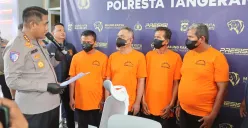 Kapolresta Tangerang, Kombes Pol Andi Muhammad Indra Waspada saat bertanya kepada empat tersangka opang di Mapolres Tangerang, Selasa, 29 Juli 2025. (Sumber: Poskota/Veronica Prasetio)