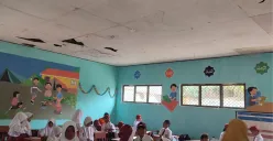 Puluhan siswa SDN Cigondang 2 di Kecamatan Labuan, Kabupaten Pandeglang, terlihat rusak, Selasa, 29 Juli 2025. (Sumber: Poskota/Samsul Fatoni)