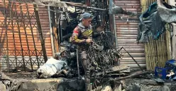 Sejumlah pedagang kios yang berusaha menyisihkan barang dagangannya di Pasar Taman Puring, Jakarta Selatan, Selasa, 29 Juli 2025. (Sumber: Poskota/Muhammad Tegar Jihad Al Faruq)