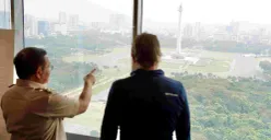Gubernur Jakarta, Pramono Anung, bersama pelukis asal Jerman, Christopher Lehmpfuhl, melihat Monas dari lantai 23 Balai Kota Jakar pada Selasa, 29 Juli 2025. (Sumber: Kominfotik Pemprov DKI Jakarta)