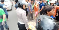Petugas kepolisian mengamankan lokasi kecelakaan yang menewaskan seorang pengendara sepeda motor di Jalan Raya Parung-Ciputat, Kota Depok. (Sumber: Dok Polres Metro Depok)