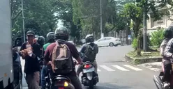 Aktivitas seorang pengamen di lampu merah Jalan Manunggal, Kota Bogor. (Sumber: POSKOTA | Foto: Sekar Putri Andini)