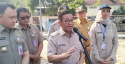 Gubernur Jakarta Pramono Anung saat menyampaikan pernyataan kepada awak media di Waduk Pluit, Jakarta Utara, Selasa, 29 Juli 2025. (Sumber: Poskota/M. Tegar Jihad)
