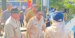 Gubernur Jakarta Pramono Anung saat meninjau Waduk Pluit, Jakarta Utara, Selasa, 29 Juli 2025. (Sumber: Poskota/M. Tegar Jihad)