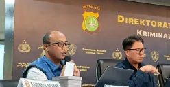 Dit Ressiber Polda Metro Jaya, Ipda Saji Purwanto (kiri) saat konferensi pers di Polda Metro Jaya, Jakarta Selatan, Selasa, 29 Juli 2025. (Sumber: POSKOTA | Foto: Ali Mansur)