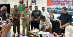 Wali Kota Jakarta Utara, Hendra Hidayat saat menyaksikan penandatanganan kontrak warga eks Kampung Bayam yang akan menghuni HPPO JIS di Kantor Wali Kota Kota Jakarta Utara, Selasa, 29 Juli 2025. (Sumber: Kominfotik Pemprov DKI Jakarta)