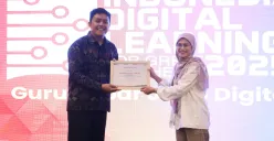 Peserta Pelatihan Indonesia Digital Learning (Kiri) dan Presales Coordinator Pijar Sekolah Khervin Ratu (Kanan) saat acara Indonesia Digital Learning (IDL) 2025 kemarin.