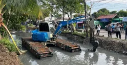 Alat berat diterjunkan untuk mengeruk lumpur di Kali Irigasi Bekasi, Cakung Timur, Jakarta Timur. (Sumber: Poskota/M. Tegar Jihad)
