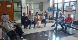 Warga Marinatama Mangga Dua menunggu sidang gugatan terhadap BPN Jakarta Utara di PTUN Jakarta terkait sertifikat HGB yang tak terbit selama 25 tahun, Selasa, 29 Juli 2025. (Sumber: Poskota/Angga Pahlevi)