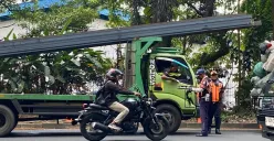 Dishub Kota Tangsel menggelar kegiatan operasi gabungan penindakan turk ODOL di Jalan Raya Serpong Puspitek, Rabu, 30 Juli 2025. (Sumber: Poskota/Primayanti Juli Kumala Manalu)