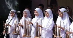 Anak-anak tampil memainkan alat musik angklung, di Cimahi, Rabu 30 Juli 2025. (Sumber: POSKOTA | Foto: Gatot Poedji Utomo)