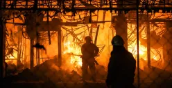 Sejumlah petugas pemadam kebakaran memadamkan api yang membakar lapak pedagang di Pasar Taman Puring, Kebayoran Baru, Jakarta Selatan, Senin, 28 Juli 2025. (Sumber: Poskota/Bilal Nugraha Ginanjar)