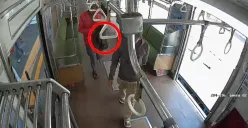 Tangkapan layar dua pria pelaku pencurian tas penumpang yang tertinggal di gerbong kereta rel listrik (KRL). Mereka ditangkap kurang dari 24 jam setelah aksinya viral di media sosial (Medsos). (Sumber: Polsek Tambora)
