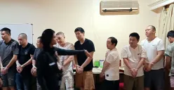 Anggota dari Polres Metro Jakarta Selatan saat menggerebek rumah yang dijadikan tempat penipuan online oleh WNA China di Lebak Bulus. (Sumber: POSKOTA | Foto: Ali Mansur)