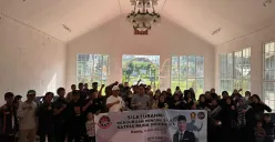 Ketua Perguruan Pencak Silat SMI Korwil Cianjur, Abdul Karim yang juga anggota DPRD Jawa Barat bersama beberapa pengurus saat acara silahturahmi. (Sumber: Dok. Pribadi)