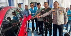 GM PLN UID Jakarta Raya, Moch. Andy Adchaminoerdin (rompi biru), secara simbolis melakukan pengisian daya mobil listrik di Stasiun Pengisian Kendaraan Listrik Umum (SPKLU) LRT City Ciracas, Jaktim (Sumber: Dok. PLN UID Jakarta Raya)