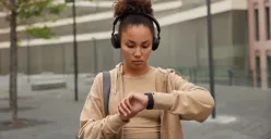 5 Smartwatch dengan fitur cek tekanan darah dan saturasi oksigen paling akurat 2025. (Sumber: Freepik/wayhomestudio)
