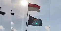 Bendera One Piece ramai dikibarkan bersama Merah-Putih jelang HUT RI 2025. Simak arti simbolik, pro-kontra di media sosial. (Sumber: X/@rahmaniarbaftim)
