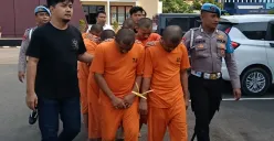 Para pelaku curanmor spesialis showroom digelandang untuk dihadirkan dalam konferensi pers di Mapolres Serang, Kamis, 31 Juli 2025. (Sumber: Poskota/Rahmat Haryono)