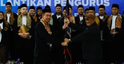 Ketua HPDKI terpilih periode 2025-2030, Denni Mulyadi (kiri), dalam pelantikan pengurus HPDKI Jabar. Pengurus HPDKI diingatkan terkait besarnya potensi ekonomi sektor peternakan domba dan kambing. (Sumber: POSKOTA | Foto: Gatot Poedji Utomo)