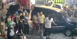 Sebuah mobil menabrak warga yang sedang duduk di tepi jalan kawasan Grogol Petamburan, Jakarta Barat, Selasa, 29 Juli 2025. (Sumber: Dok. Istimewa)