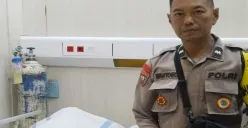 Bhabinkamtibmas Kelurahan Beji, Aipda Wahyono mengecek korban kebakaran yang tewas di rumah sakit, Kamis, 31 Juli 2025, pagi. (Sumber: Polsek Beji)