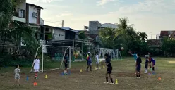 Sejumlah anak dan remaja sedang bermain sepak bola di lapangan dekat Mapolsek Palmerah, Jakarta Barat. (Sumber: POSKOTA | Foto: Pandi Ramedhan)