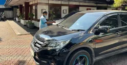 Seorang juru parkir, Sudar, 75 tahun, di kawasan Blok M, Kebayoran Baru, Jakarta Selatan, Kamis, 31 Juli 2025. (Sumber: Poskota/Pandi Ramedhan)