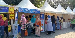 Suasana pasar murah di kantor Kelurahan Teluk Pucung, Kota Bekasi pada Kamis, 31 Juli 2025. (Sumber: POSKOTA | Foto: Nurpini Aulia Rapika)